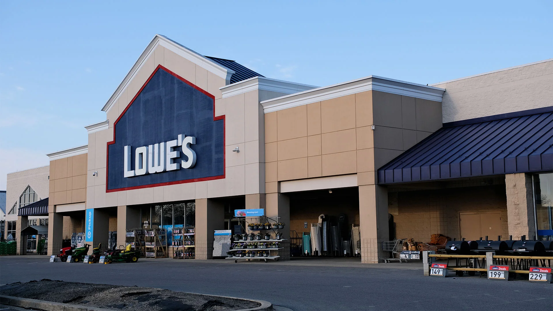 kmart australia what time does lowe's close